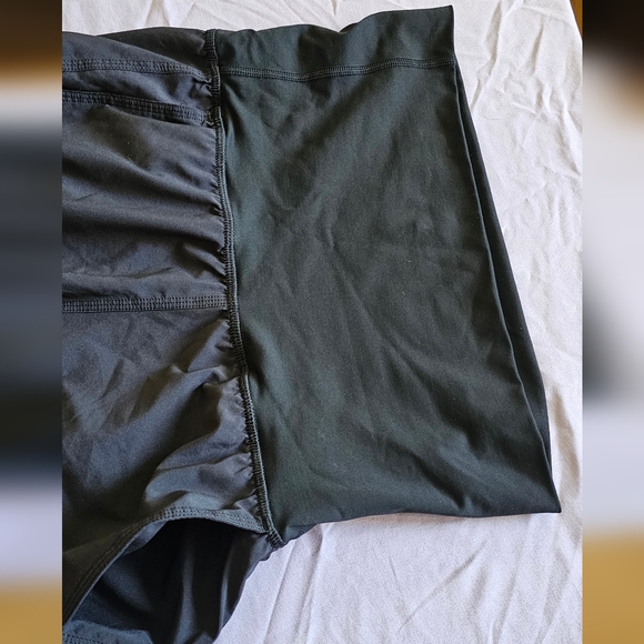 Lightweight Lululemon crops - Picture 2 of 3